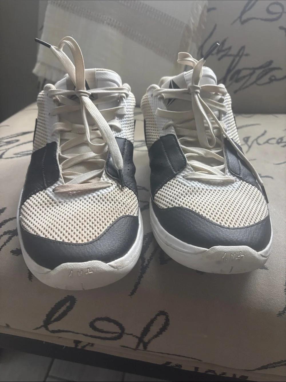 Nike men’s Cream and Black Low-Top Mesh Sneakers size 12